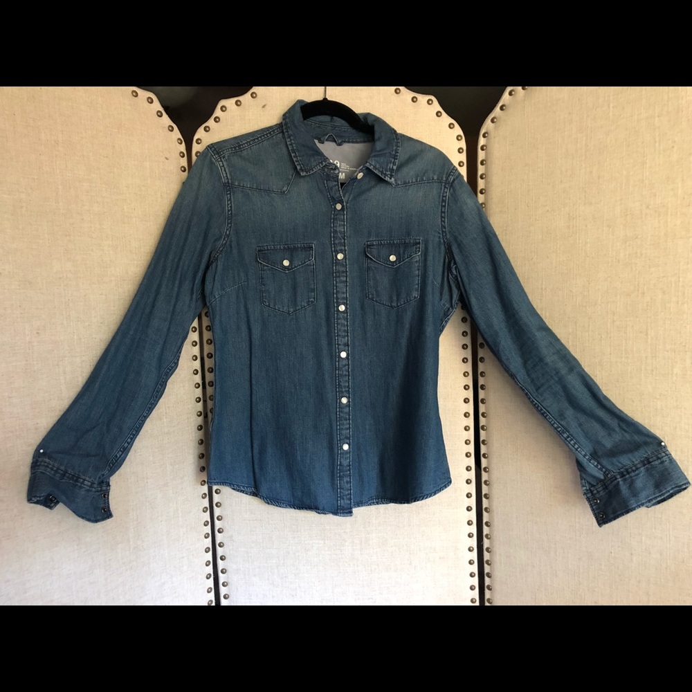 Gap 1969 medium wash chambray shirt